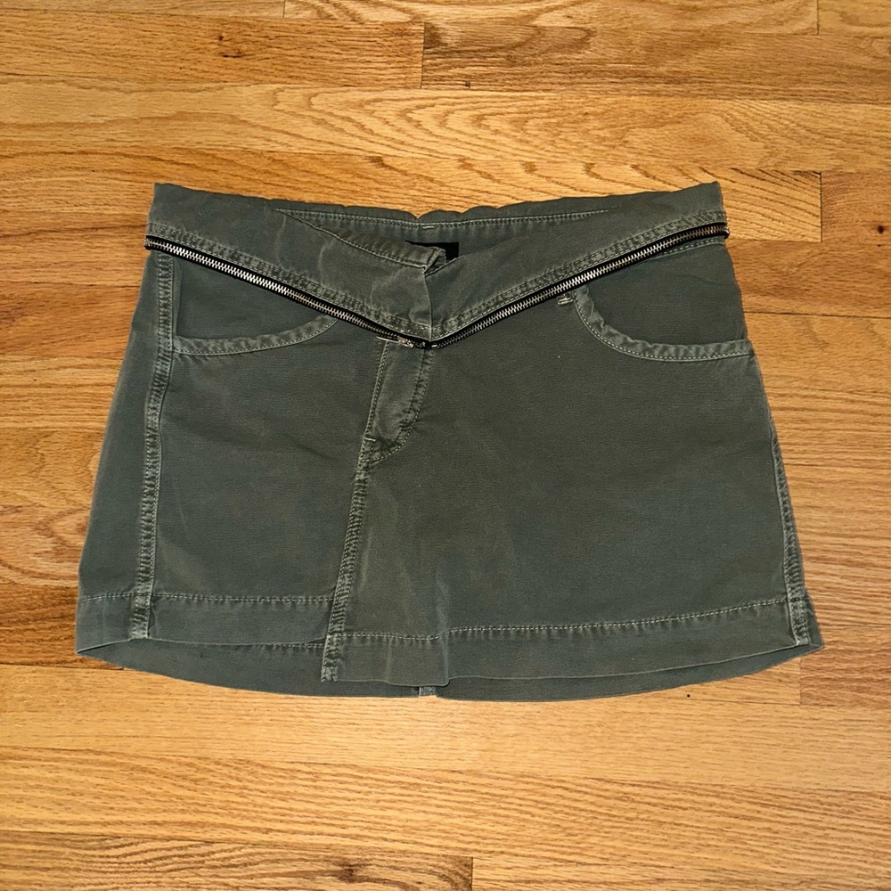 Green skirt with zip detail